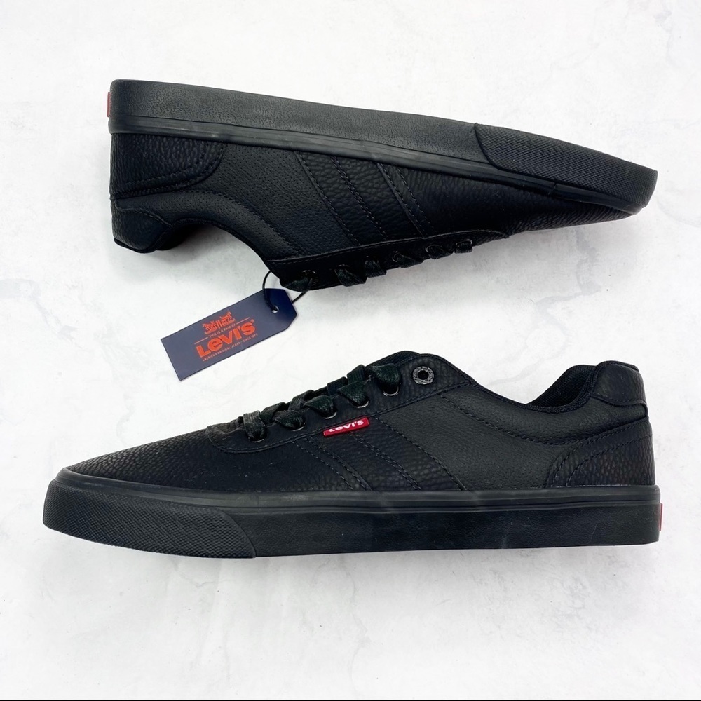 [Levi’s] Classic Black Sneakers